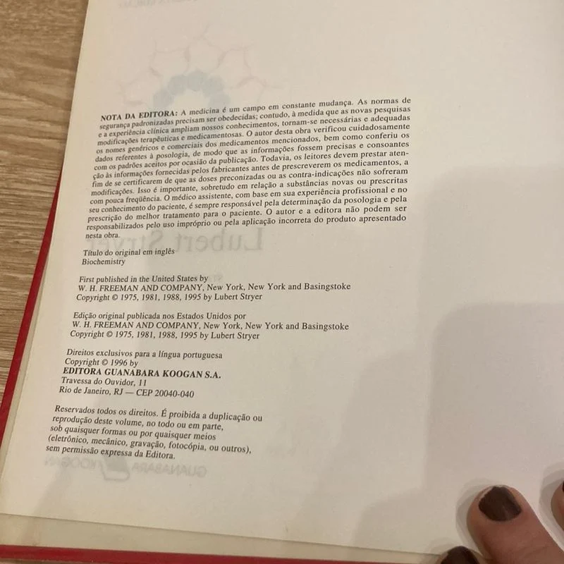 Definitivamente! O livro "Bioquímica" de Lubert Stryer é mais que um recurso acadêmico; é um guia essencial para quem deseja aprofundar seus conhecimentos na área da saúde. Seja você um estudante buscando melhorar suas notas ou alguém que almeja entender melhor a aplicação prática da bioquímica, este livro é uma escolha certeira.