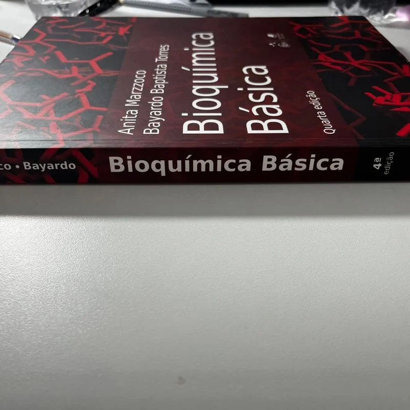 Você já se perguntou como simplificar os estudos de bioquímica e aprender de forma eficiente? 📚 Para muitos graduandos na área da saúde, o desafio de compreender os fundamentos dessa disciplina pode parecer uma montanha a ser escalada. É nesse cenário que o livro "Bioquímica Básica", de Anitta Marzzocco, se destaca como uma ferramenta essencial para quem busca dominar os conceitos fundamentais sem se perder em complicações desnecessárias.