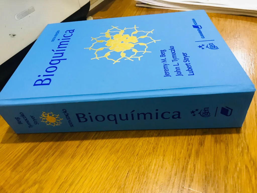 Quando o assunto é bioquímica, poucos materiais conseguem unir clareza, abrangência e profundidade como o livro "Bioquímica" de Lubert Stryer. Se você é graduando na área de saúde, provavelmente já ouviu falar desta obra que se destaca como referência acadêmica mundial. Mas será que ele vale mesmo a pena? Vamos analisar os principais pontos e vantagens para ajudar você a decidir.